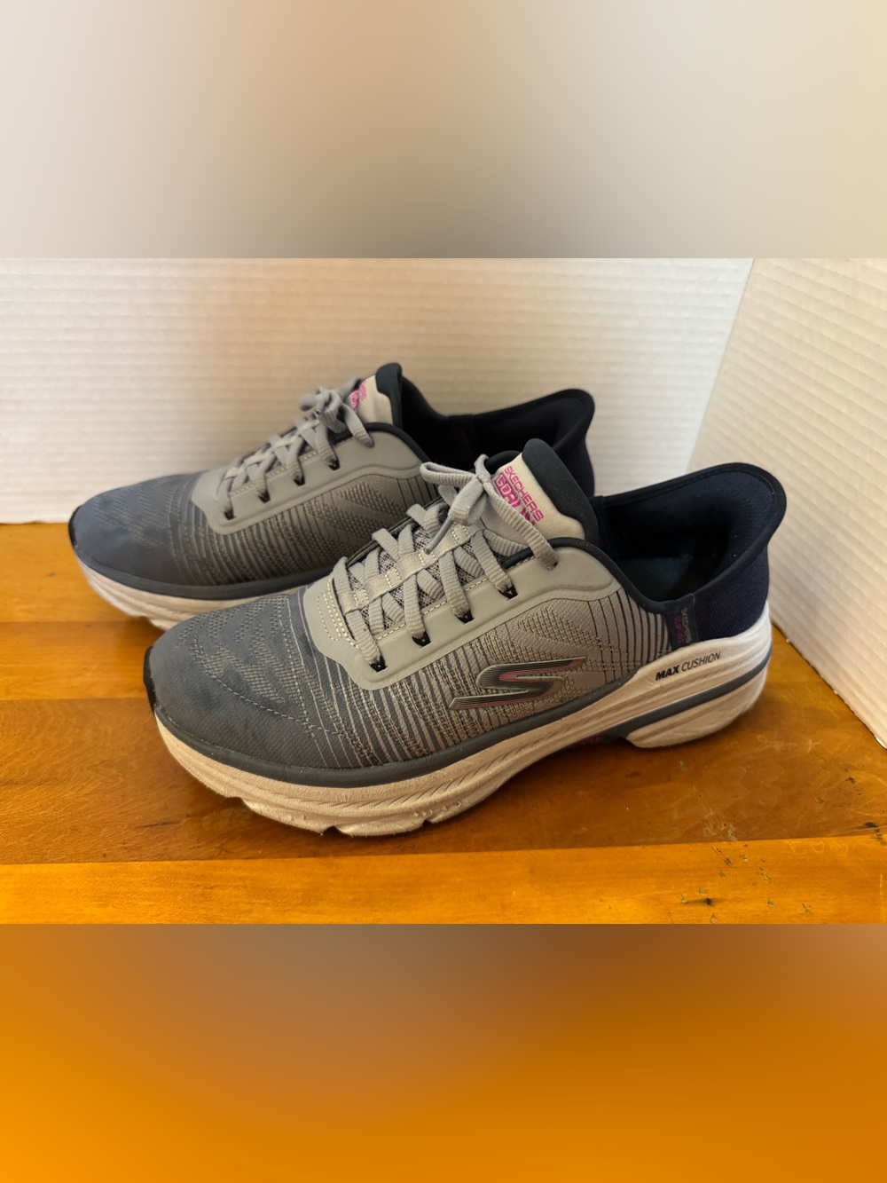Skechers Women's Size 9 Navy/Pink Max Cushion Slip-Ins